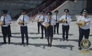 Мастера на все руки: алматинские полицейские исполнили кюй на катке Медеу