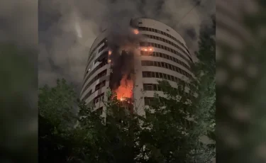 Пожар в многоэтажке: в Астане на 14-м этаже загорелась обшивка здания и балкон