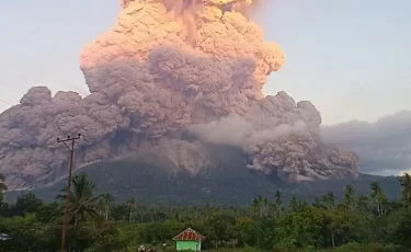 Огромный столб пепла: в Индонезии проснулся вулкан