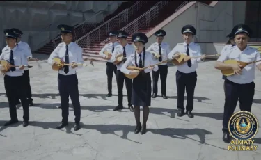 Ұлттық домбыра күні: Медеу мұз айдынында полиция қызметкерлері күй шертті