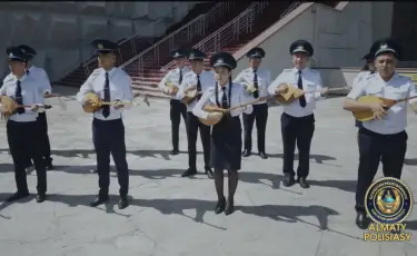 Ұлттық домбыра күні: Медеу мұз айдынында полиция қызметкерлері күй шертті