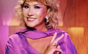 Женщина-легенда: студенты растрогали Нагиму Ескалиеву до слез