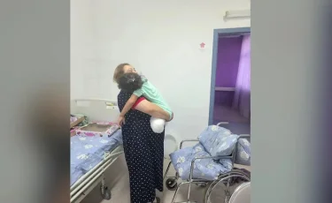 Потерявшую ноги в ДТП с автобусом девочку выписывают из больницы