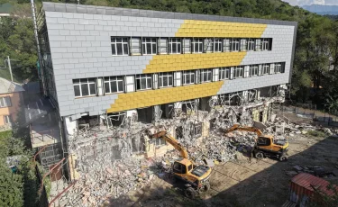 Алматының сот шешімімен тау бөктерінде салынып жатқан ірі нысан сүріліп жатыр