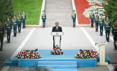 Президент принял участие в церемонии поднятия Государственного флага