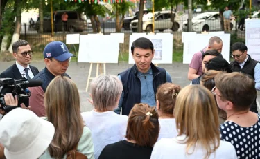 Аким Алматы ознакомился с программой реновации ветхого жилья в Ауэзовском районе