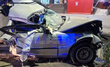 Смертельное ДТП: автомобиль на скорости въехал в автобусную остановку