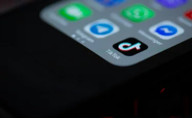 Появился тренд в TikTok, который может подвергнуть детей опасности