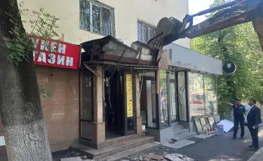 Две пристройки к жилому дому сносят в центре Алматы