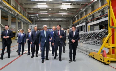 Президентке Stadler Kazakhstan зауыты шығарған алғашқы жолаушылар вагоны таныстырылды