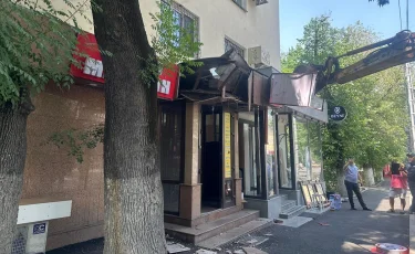 Алматы орталығында тұрғын үй жанындағы екі қосалқы нысан сүріліп жатыр