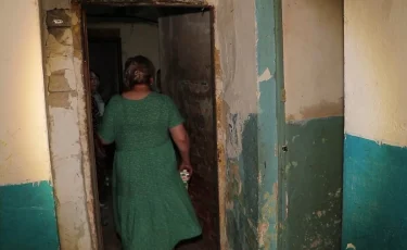 В Актобе многодетной матери предоставили комнату в аварийном общежитии