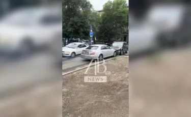 Водитель протаранил 6 машин во дворе в Усть-Каменогорске и скрылся