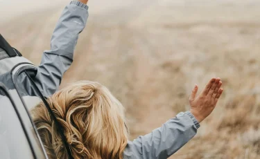 Руки из окна — штраф: в Казахстане ввели запрет пассажирам авто