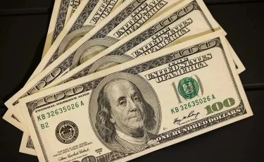Споткнулся на повороте: что происходит с долларом в Казахстане