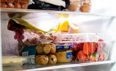 С добром к тем, кому трудно: в Атырау установили холодильник для нуждающихся