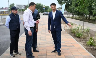 Алматы әкімі қатты зақымданбаған жиектас пен асфальтты ауыстыруға қатысты ескерту жасады
