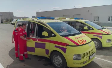 Фельдшеры Астаны и Алматы начали носить смарт-видеожетоны