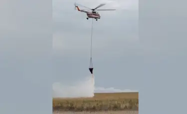 Тікұшақпен 80 тонна су төгілді: Атырау облысында қамыс өрті сөндіріліп жатыр