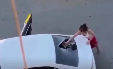 Разъяренная девушка разгромила машину такси в Шымкенте