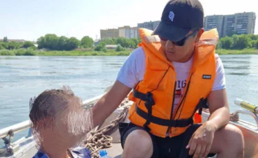 Құтқарушылар өзенге батып кете жаздаған адамды аман алып қалды