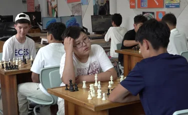 Демалыс маусымы: Алматыда оқушылардың алғашқы легі «Өрнек» лагеріне аттанды