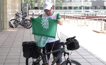 Велотур с миссией: алматинец проверит состояние воздуха по всему Казахстану