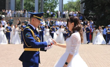 Алматыда жас офицерлердің оқу бітіру кешіндегі ерекше көрініс жұртты тебірентті