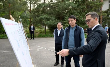 Алматы әкімі Әуезов ауданында тұрғын үй қорын жаңарту бағдарламасымен танысып қайтты