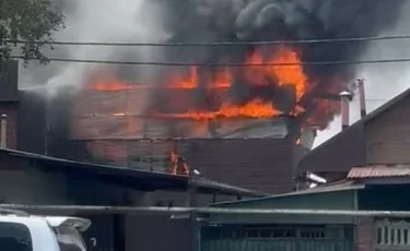 В Алматы загорелось кафе: кадры с места событий