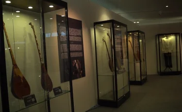 К 100-летию Нургисы Тлендиева: в Париже открылась выставка казахских музыкальных инструментов