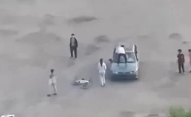 В Астане подростки прыгали на капотах и били стёкла машин