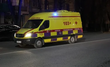 В Астане маршрутный автобус врезался в столб: пострадали 10 человек