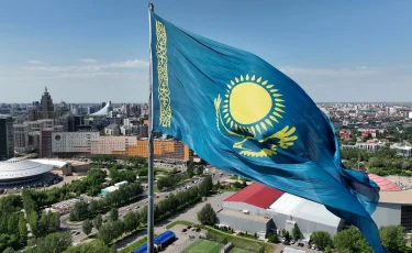 Президент Мемлекеттік ту көтеру рәсіміне қатысты