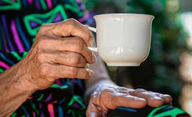 После 60 — ни глотка: какой чай противопоказан пожилым людям