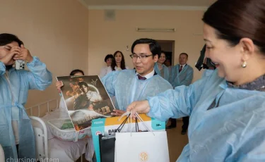 В столице поздравили малышей, появившихся на свет в День госсимволов