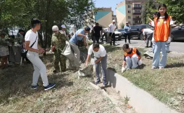 Таза Қазақстан: Алматы тұрғындары өнерпаздармен және қоғам белсенділерімен бірге аула тазалады