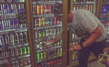 До четырех банок в день: энергетики довели 20-летнего парня до реанимации