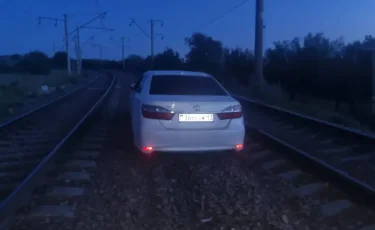 Нарушил ПДД и исчез: водитель чуть не устроил аварию с поездом