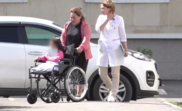 ДТП с автобусом: оставшейся без ног девочке оплатят протезирование и реабилитацию