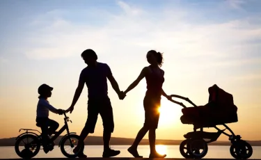 Какие пособия получили многодетные семьи и награжденные матери в 2025 году