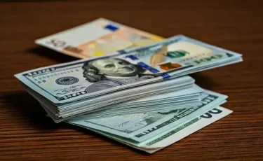 Сезон отпусков: курс доллара в обменниках Актау, Алаколя и Бурабая 16 июня 2025