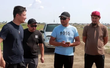 Қарғын су: Атырауда бөгет салған жүргізушілер еңбегінің ақысын әлі алмаған