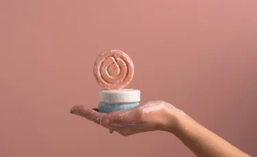 Почему волосы быстро жирнеют — и что с этим делать