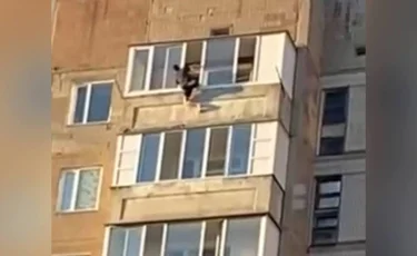 Қарағандыда балконнан секірмек болған ер адам құтқарылды