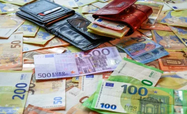 Курс евро и доллара в обменниках Астаны и Алматы 28 июня 2025