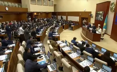 Казахстанские депутаты ушли на парламентские каникулы