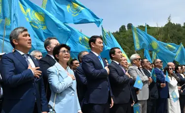Церемония поднятия Государственного флага прошла в Алматы