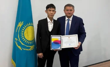 Министр ҰБТ-да 140 балл жинаған талапкерді құттықтады