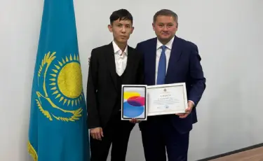 Министр ҰБТ-да 140 балл жинаған талапкерді құттықтады